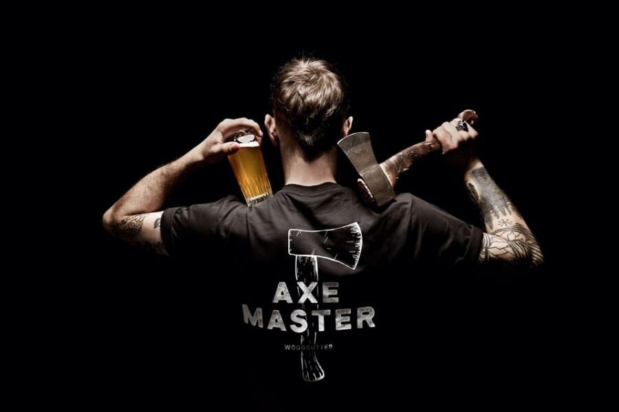 Axe Throwing Experience - WoodCutter Brussels: an indoor axe-throwing night with real structure
