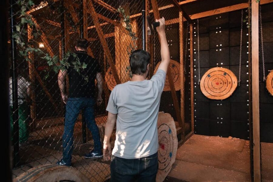 Axe Throwing Experience - Unlimited throws and game time: how the session feels