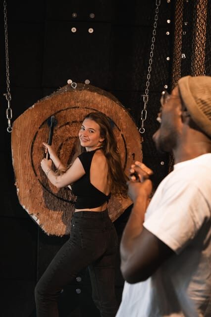 Axe Throwing Experience - Bar access and snacks: fun, not included by default