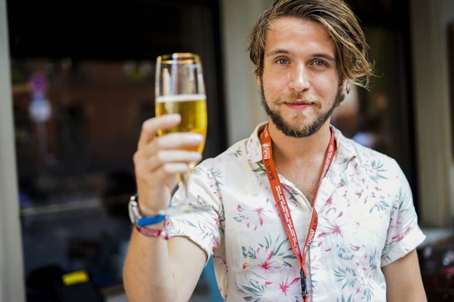 Brussels 2.5-Hour Belgian Beer Tasting Experience - Where the Tour Starts: Scott’s Bar & Kitchen and a Simple Way to Find Your Group