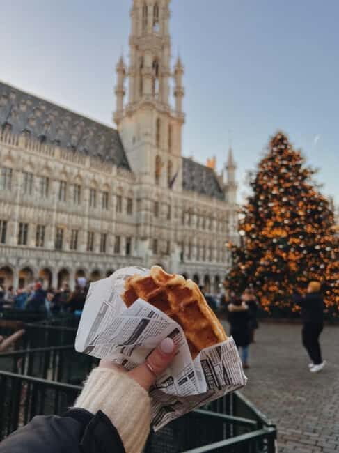Brussels: 2-Hour Walking Tour of the Historic Center with a Local Guide - Manneken Pis: The 15-Minute Lesson in Brussels Humor and Old Traditions
