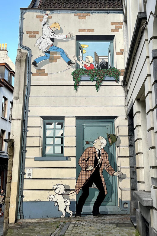 Brussels: 2 hours Private Walking Tour of the Comics Walls - Historic center wandering: seeing Brussels as a European capital