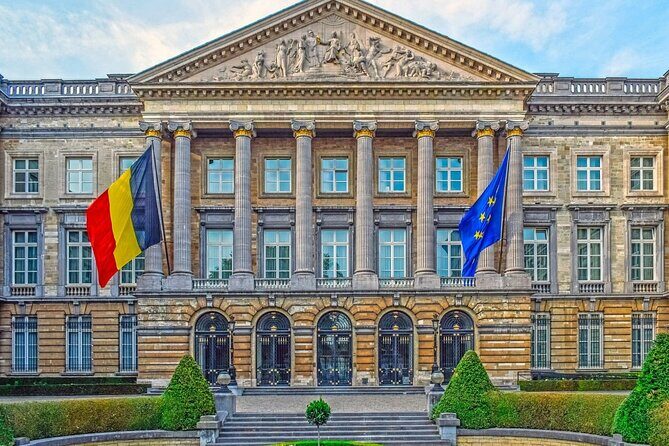Brussels 2-Hours Walking Tour: Must-See Highlights in the Center - Palais Royal de Bruxelles and Manneken Pis: power, pride, and the city’s mascot