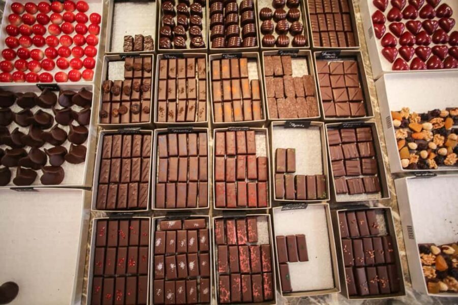 Brussels: Chocolate Appreciation and Tasting Walking Tour - The overall experience: part chocolate lesson, part Brussels orientation