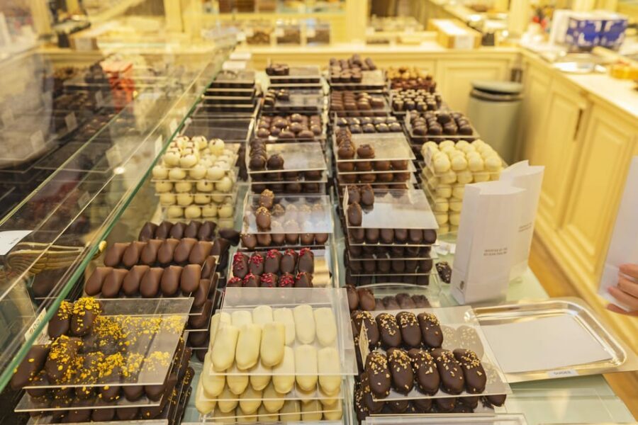 Brussels Food Tour: Main Dish, Beer, Waffle & Chocolate - Rue de l’Étuve: Where the Tour Gets More Fun