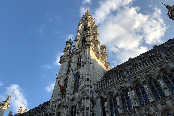 Brussels Highlights Walking and Bus Tour w/ Waffle - Manneken Pis in five minutes: the icon cameo