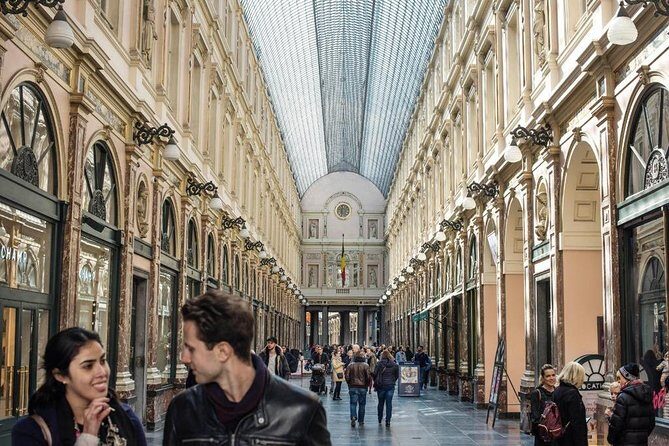 Brussels: Historical Walking Tour with Chocolate & Waffle Tasting - Warandepark and Geluck’s Le Chat: Belgian humor outdoors