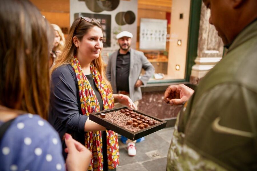 Brussels: Hungry Mary's Famous Beer and Chocolate Tour - Walking the Brussels highlights between sweet stops
