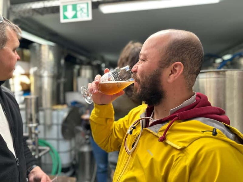Brussels: micro brewery & distillery tour + beer tasting - Beer tasting with 16cl glasses: how to get the most from the two pours
