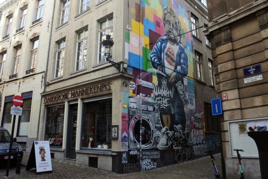Brussels: The comic book walls walking tour - Finding Tintin and Smurfs on real Brussels streets