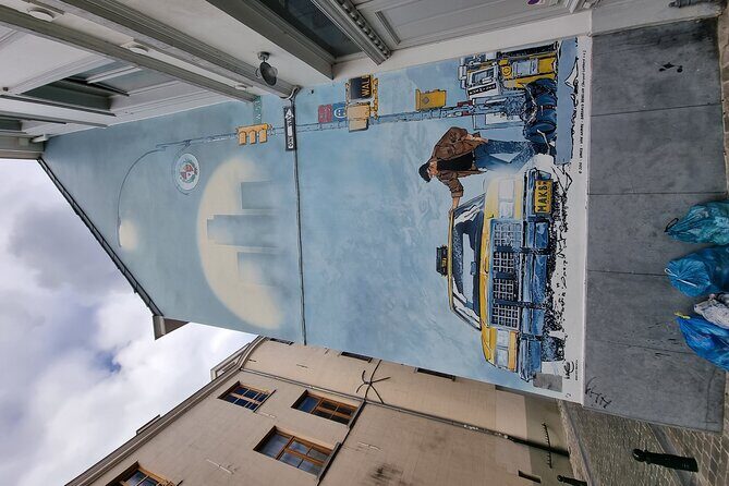 Brussels through its comics murals - Language Choices: English First, French When Needed