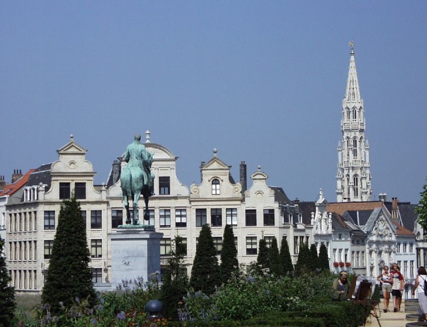 Brussels: Walking Tour from Central Station to Manneken Pis - Starting at Brussels Central Station: easy to find, easy to orient