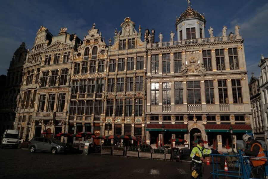 Brussels: Walking Tour from Central Station to Manneken Pis - Jubilee Park and the Triumphal Arch: a quick perspective reset