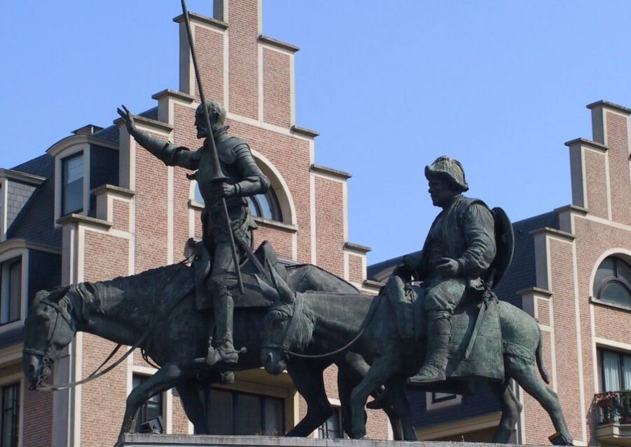 Brussels: Walking Tour from Central Station to Manneken Pis - Manneken Pis: the 55-centimeter star with staying power