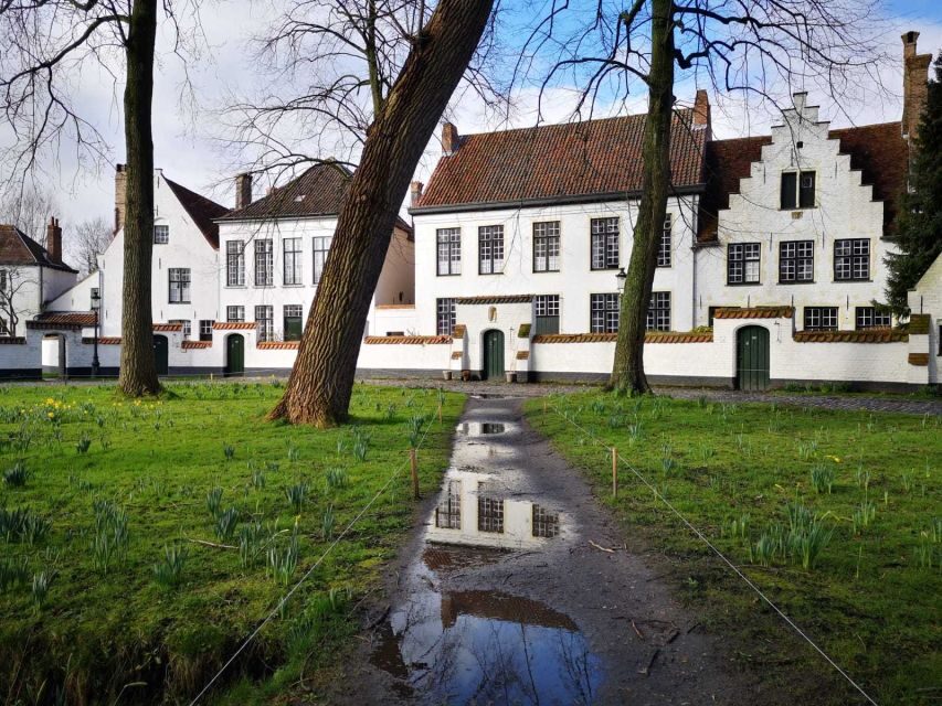 From Brussels: Bruges Day Trip with Boat Tour Option (ENG) - The 2-hour guided walk: UNESCO sights without the guesswork