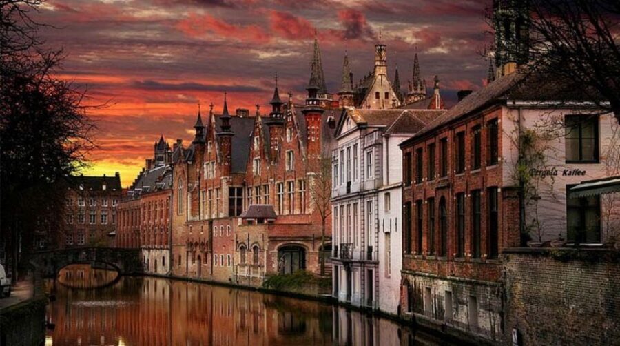 From Brussels: Bruges Day Trip with Boat Tour Option (ENG) - Castle Square and Market Square: the politics of walking in circles