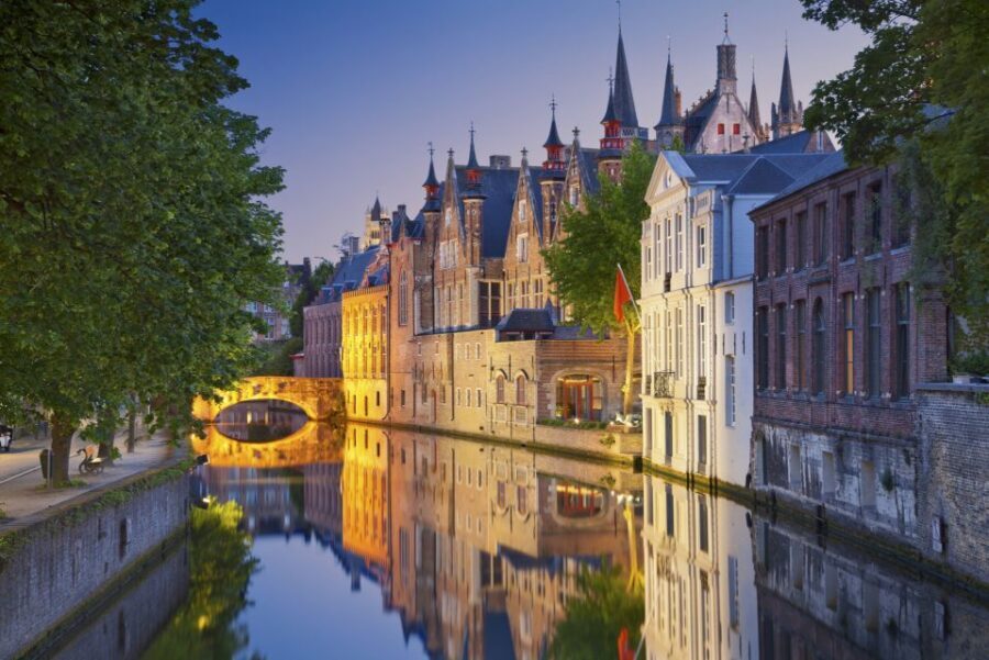 From Brussels: Bruges Day Trip with Boat Tour Option (ES) - Why Bruges via Bus Works When You Have One Day