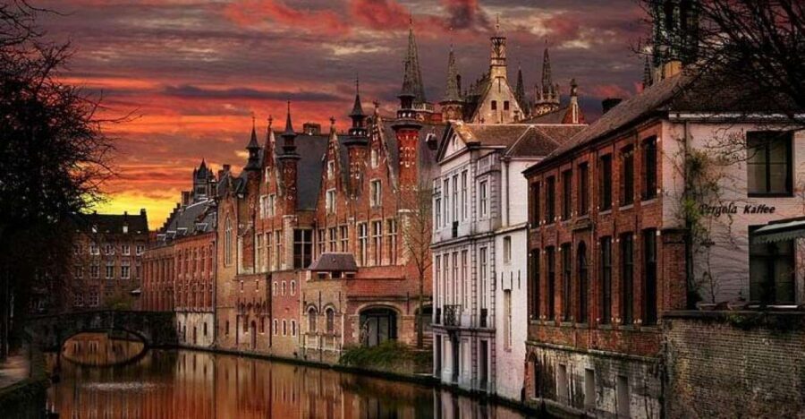 From Brussels: Bruges Day Trip with Boat Tour Option (ES) - Getting to Bruges: Meeting at Brussels Central and Settling In