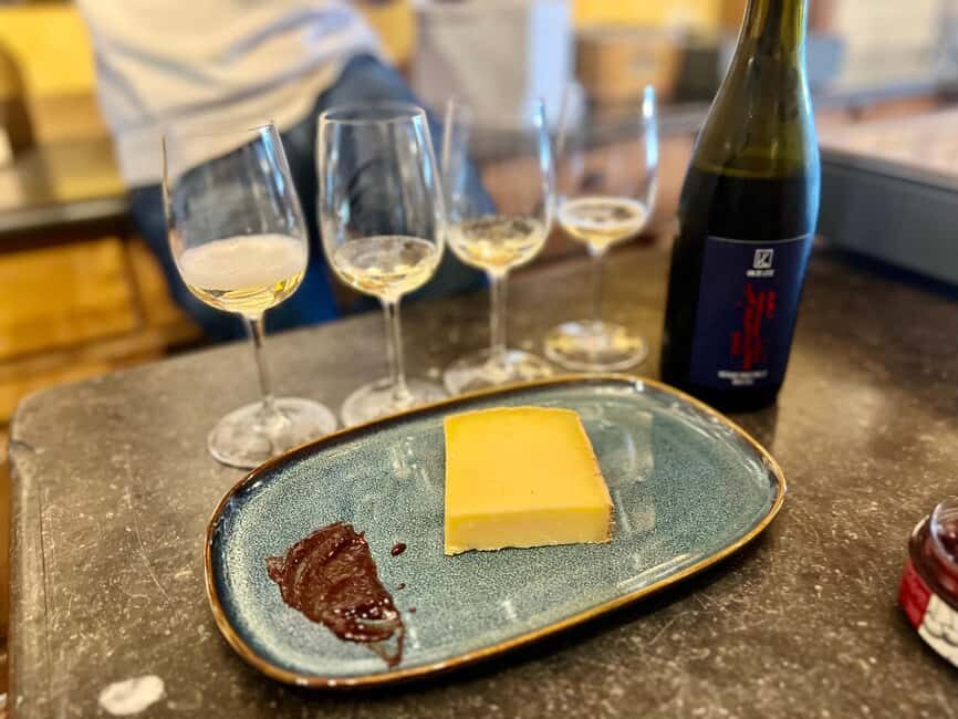 Secret Food Tours Brussels - Hot cocoa and the Grand Place streets: context while you snack